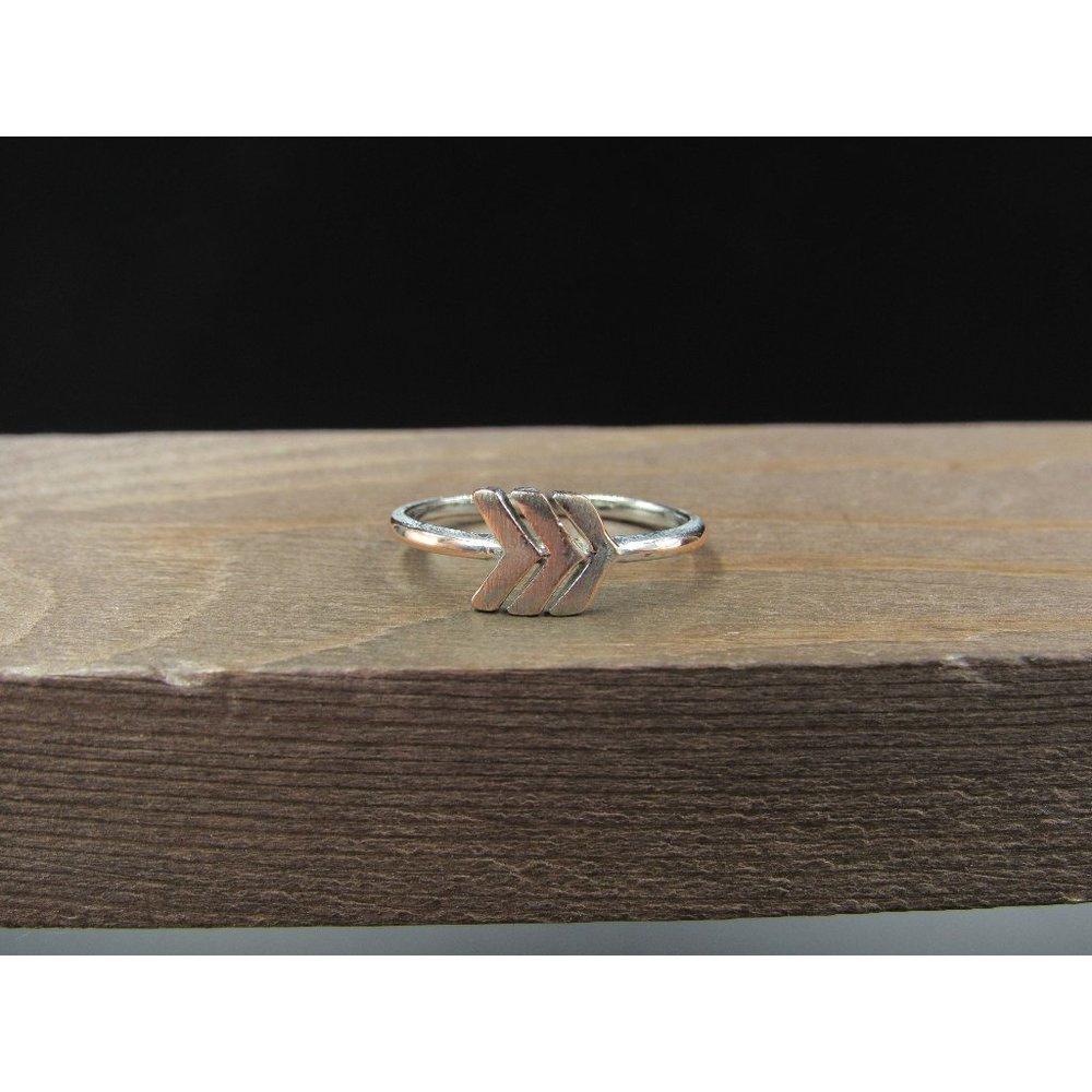 Size 7 Silver & Copper Tone Arrow Pattern Band Ring Vintage Statement Engagement